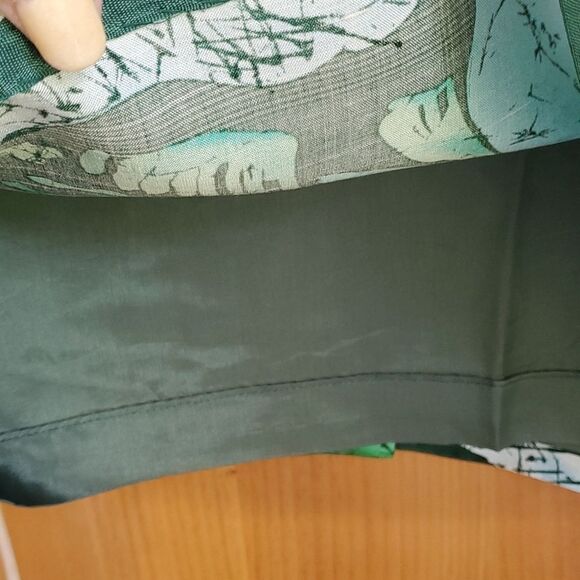 Evan-picone, 100 % silk skirt, completely line Beautiful shade of green.… - Picture 3 of 8